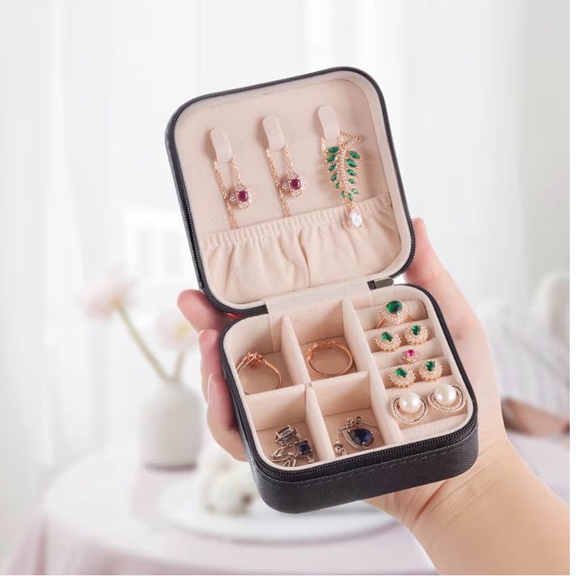 Amazon Black Jewelry Box 9$